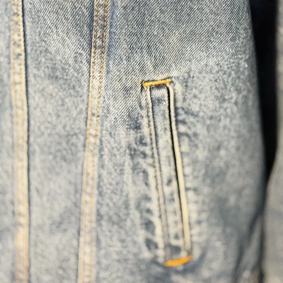Levi's Light Blue Denim Jacket with Cream Collar - Picture 14 of 15